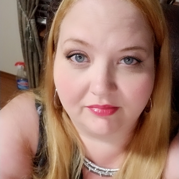 Meet your Posher, Melissa - Picture 2 of 2